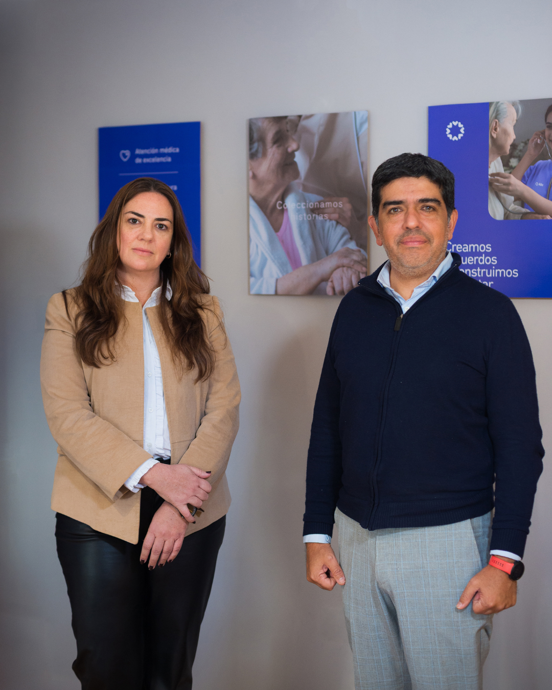Retrato de dos personas en las instalaciones de Aliviar.